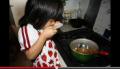 家住日本福冈的小女孩“阿花”为了遵守与妈妈的“约定”，一大早天还没亮，就起床准备做饭，每天煮上一锅美味健康的味噌汤。