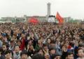 1989年4月15日，胡耀邦心脏病发逝世。4月19日，数万学生聚集在天安门广场悼念。