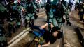 图为2020年1月1日，港警腰斩游行，滥捕市民。（ISAAC LAWRENCE/AFP via Getty Images）