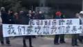 1月8日，网传西安飞机工业设计有限公司员工被拖欠养老金，拉起横额抗议。（视频截图）