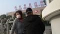 一名戴口罩的妇女（L）于2020年1月12日离开湖北武汉市的武汉医疗中心。不久前一名感染了武汉新型冠状病毒（2019-nCov）的61岁的男子在这家医院死亡。 (NOEL CELIS/AFP via Getty Images)