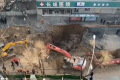 继广州地铁施工区地面塌陷后一个月,青海省西宁市路面又发生塌陷,一辆公交车坠入塌陷坑内,造成9人死亡、10人失踪。路面频发塌陷引发民众担忧。那么,造成大陆道路塌陷的原因是什么?塌陷为何频频发生?(网络截图)