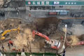 继广州地铁施工区地面塌陷后一个月，青海省西宁市路面又发生塌陷，一辆公交车坠入塌陷坑内，造成9人死亡、10人失踪。路面频发塌陷引发民众担忧。那么，造成大陆道路塌陷的原因是什么？塌陷为何频频发生？（网络截图）