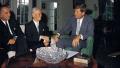 1961年7月31日，美国总统约翰·肯尼迪（右）与副总统林登·约翰逊（左）在白宫会见陈诚（中）。（公有领域）