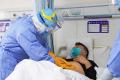 武汉肺炎蔓延至今，各地陆续出现痊愈案例。这些痊愈的病人都使用了什么疗法？ (STR/AFP via Getty Images)