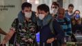 2020年3月2日，从意大利抵达巴西圣保罗瓜鲁柳国际机场时的民众，有的戴着口罩避免感染武汉肺炎。(NELSON ALMEIDA/AFP via Getty Images)