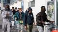 意大利疫情爆发已封城，图为意大利民众戴口罩排队进入卖场。资料照。（图片来源：Getty Images）