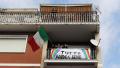 3月15日，意大利民众在家中阳台上感谢进行防疫的医护人员。（Marco Di Lauro/Getty Images）