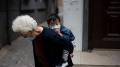 5月11日，北京街头戴口罩的儿童和老人（图片来源：NOEL CELIS/AFP via Getty Images）