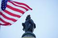 2020年5月13日世界法轮大法日，飘扬在美国国会大厦上的国旗向法轮功创始人李洪志先生致敬。（York Du / 大纪元）