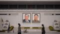 “朝鲜新闻”报导，根据朝鲜11日的卫星影像显示，朝鲜官方已将挂在平壤市中心金日成广场中的金日成、金正日肖像卸下。图为，2020年4月9日，戴着口罩的民众走过金日成广场。(KIM WON JIN/AFP via Getty Images)