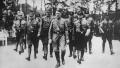 1936年，德国纳粹撕毁《凡尔赛条约》，希特勒（中）冒险进军莱茵非军事区。然而，当时欧美各国对此冷眼旁观，无所作为，令希特勒野心膨胀，最终引发二战。资料图（Keystone/Hulton Archive/Getty Images）