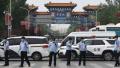 6月13日警察在北京封闭的新发地市场入口处把守。 (GREG BAKER/AFP via Getty Images)
