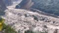 17日凌晨，四川甘孜丹巴县爆发洪水和泥石流，奔腾而下的洪水冲毁沿途许多村庄，一些村庄直接消失。(视频截图)