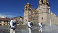 2020年6月18日，卫生工作者在秘鲁普诺市的主要广场消毒。(CARLOS MAMANI/AFP via Getty Images)
