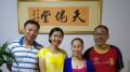 赵中元医师（右）和夫人、包龙军律师、王宇律师合影。（图片来源：赵中元提供）