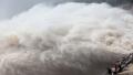 中共官方下令三峡大坝全面泄洪自保，包括淮河、太湖等流域也都要加强泄洪，下游民众汛情危急。示意图（ STR/AFP via Getty Images)
