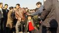 一位法轮功学员在北京天安门广场被便衣警察殴打。（明慧网）