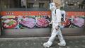 杨洁篪访韩敏感时刻，8月22日，韩国疫情破单日最高记录。图为韩国防疫人员在消毒。 （JUNG YEON-JE/AFP via Getty Images）