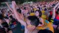 武汉市近日举办了一场3千人的大型水上音乐会，令外媒哗然。（视频截图）