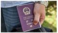 ABC中国分社的前社长马休（Matthew Carney）披露，有次他去领签证，中方人员还故意把护照丢在地上要他自己捡，明显羞辱。(图片来源: Havana/Getty Images )