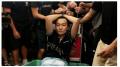 去年8月13日，反送中期间，香港人去机场举行“和你飞”集会，希望抵港旅客关注香港抗争运动。付国豪（上图）在香港机场以近距离拍摄示威者样貌，被示威者捉到后绑在行李车上。（图片来源：Getty Images）