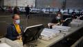 图为11月6日，宾夕法尼亚州工作人员在统计选票。（Jeff Swensen/Getty Images）