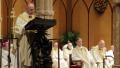 图为2014年11月18日，天主教前任驻美国大主教卡洛·玛丽亚·维格诺（Carlo Maria Viganò）在芝加哥圣名大教堂（Holy Name Cathedral）宣读使徒授权。 (Charles Rex Arbogast-Pool/Getty Images)