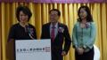 赵小兰（左）与父亲赵锡成（中）、小妹赵安吉出席美东华人学术联谊会第42届年会。 （林丹／大纪元）