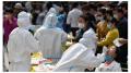 青岛医务人员在排查武汉肺炎（图片来源：Getty Images图STR/AFP via Getty Images）