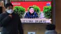 2021年1月6日，在首尔的一个火车站，人们观看电视屏幕上播放朝鲜领导人金正恩出席在平壤召开的执政党劳动党第八次代表大会的新闻画面。(JUNG YEON-JE/AFP via Getty Images)