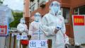 2020年5月25日，中国吉林省吉林市一居民区外，几名全身包裹在防护服中的防疫人员，正在官方为防堵中共肺炎(COVID-19)而设置的关卡执勤。(STR/AFP via Getty Images)