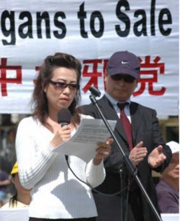 2006年4月21日，胡锦涛访美期间，沈阳市苏家屯主刀医师妻子安妮（左）和记者皮特（右）首次公开露面，表示无论中共如何销毁证据，他们愿用生命作证，揭露中共活体摘取法轮功学员器官的罪恶。（大纪元）