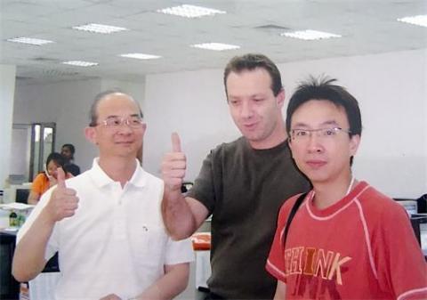 图3:黄士坤(左)修炼大法之后,如期于二零零四年在赖索托建厂时,与来访的美国客户的合照。