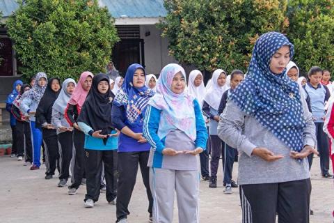 印尼巴淡岛第38国立中学大约五百多名师生学炼法轮功。（明慧网）