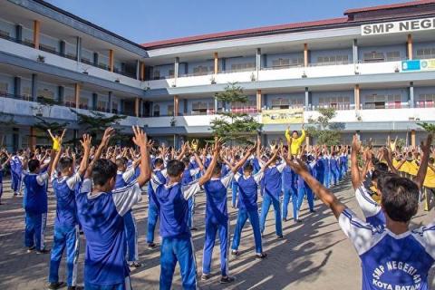 中学生与老师们在大操场上集体学炼法轮功。(明慧网)