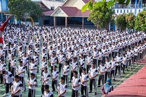 七百多名印尼国立巴淡岛高中学生及教师集体学炼法轮功。（明慧网）