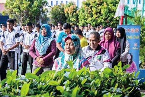 七百多名印尼国立巴淡岛高中学生及教师集体学炼法轮功。（明慧网）