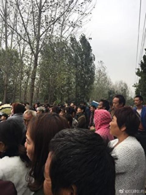 9月29日,河南周口市西华县西关净业念佛堂佛像遭强拆,强拆时佛像手指流血。(网络图片)