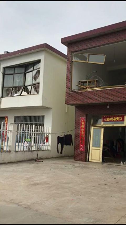 被炸飞的居民家里的玻璃门窗。(受访者提供)