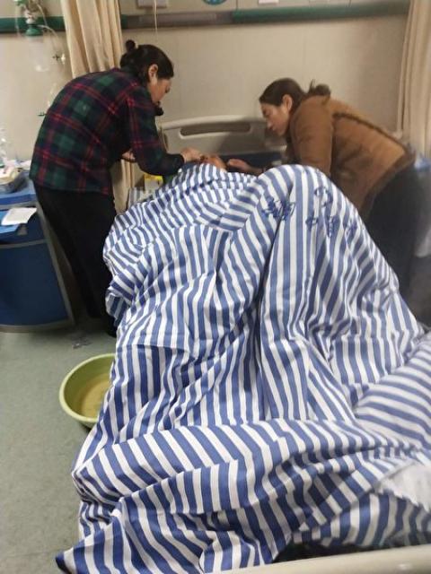 被炸飞的居民家里的玻璃门窗。(受访者提供)