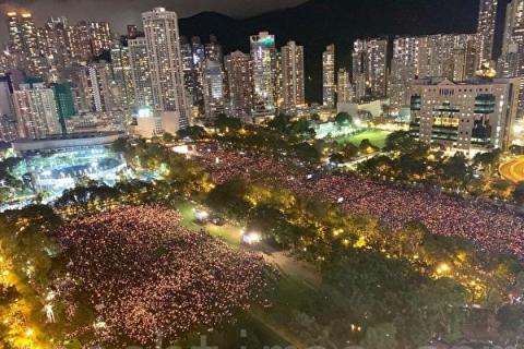 支联会宣布，有18万人参加六四事件30周年烛光晚会，仅次于2009年的20万人，创下2014年雨伞运动后新高。（李逸／大纪元）