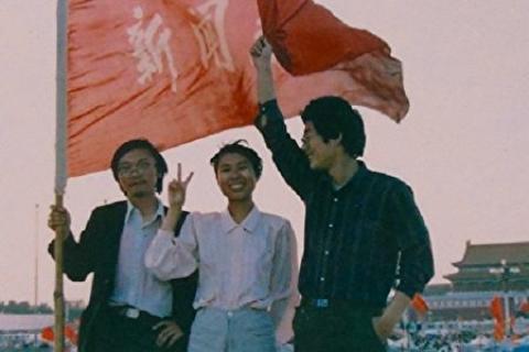 肖杰（左）生前与同学在天安门广场参加六四学运照片。（网络图片）