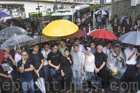 各界谴责港府将和平抗议定为“暴动”