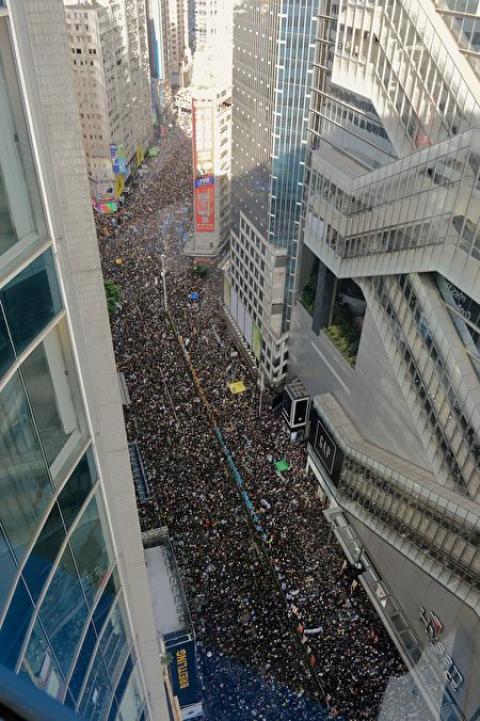 香港主权移交22周年之际，55万港人参与七一大游行反送中，成为历来最多人上街的一次七一大游行。