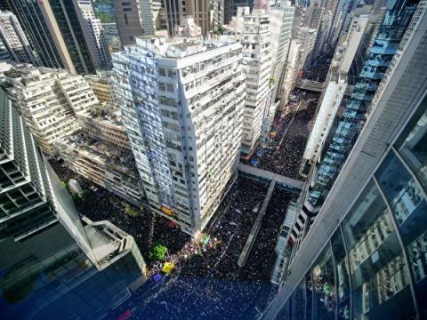高空图显示铜锣湾街道挤满了游行人士。（庞大卫／大纪元）