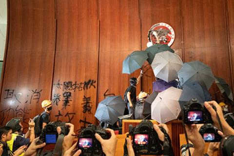 5示威者一度进入立法会并进占会议厅。(李逸/大纪元)