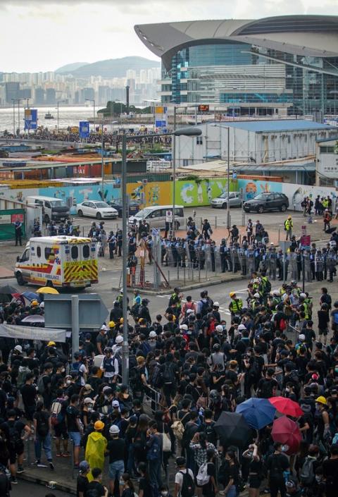 【直播回放】港七一游行落幕 警子夜催泪弹清场