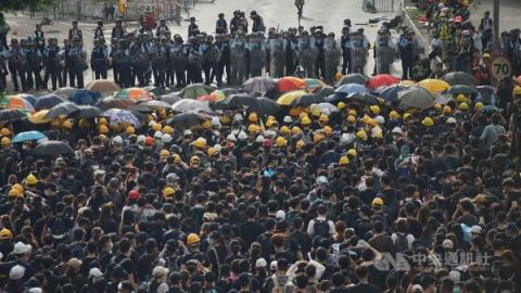 【直播回放】港七一游行落幕 警子夜催泪弹清场