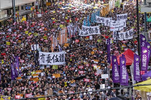 【直播回放】港七一游行落幕 警子夜催泪弹清场